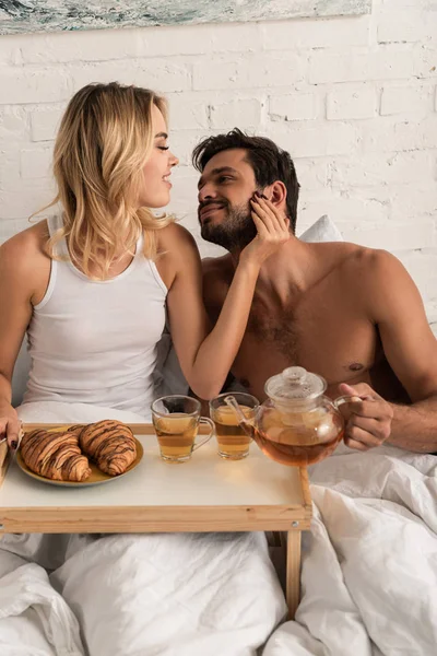 Красивая счастливая пара, завтракающая утром в постели — стоковое фото