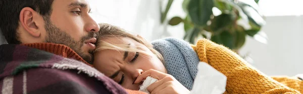 Krankes Paar liegt mit Servietten im Bett — Stockfoto