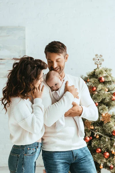 Mulher de pé perto feliz marido segurando adorável filha liitle — Fotografia de Stock