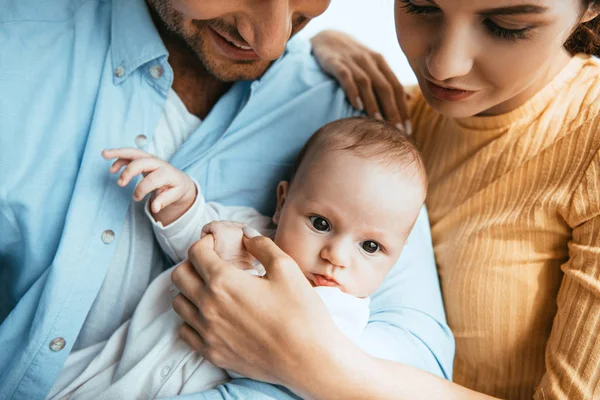 Обрезанный вид счастливого мужа и жены, держащих маленького ребенка — стоковое фото