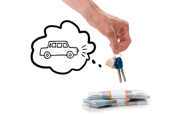 Vista recortada del hombre sosteniendo llaves cerca de dinero ruso aislado en blanco con el coche en la ilustración de la burbuja de pensamiento - foto de stock