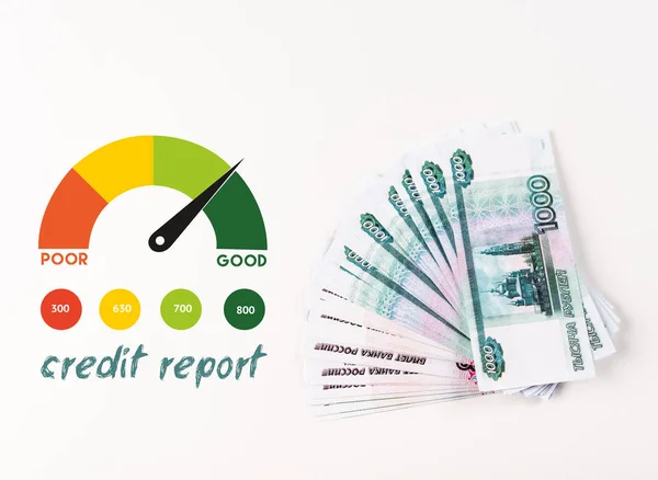 Vista superior do dinheiro russo em fundo branco com ilustração relatório de crédito — Fotografia de Stock