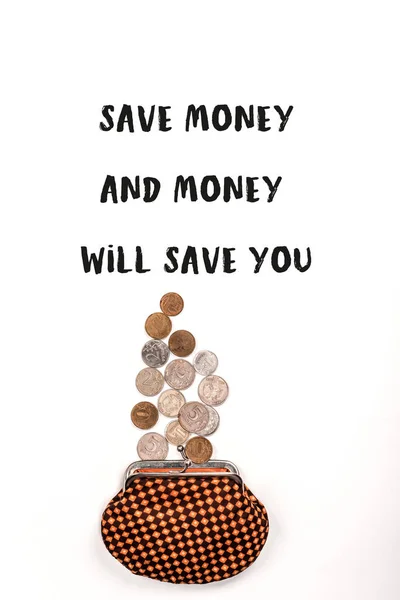 Vista superior del bolso a cuadros cerca de monedas dispersas sobre fondo blanco con ahorrar dinero y dinero le ahorrará ilustración - foto de stock