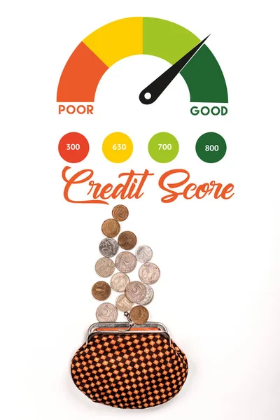Vista superior del bolso a cuadros cerca de monedas dispersas sobre fondo blanco con ilustración de puntuación de crédito - foto de stock
