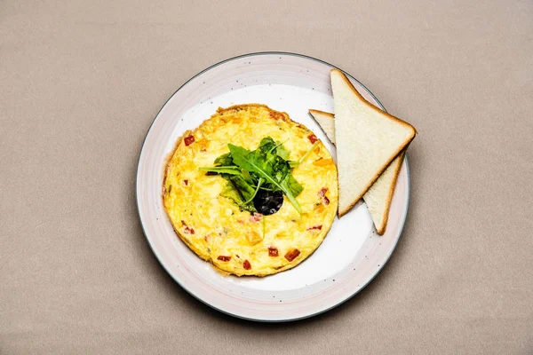 Vista superior de omelete e torradas em prato na mesa para o café da manhã — Fotografia de Stock