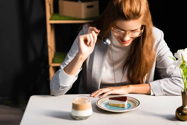 Felice rossa donna mangiare torta con caffè in caffè — Foto stock