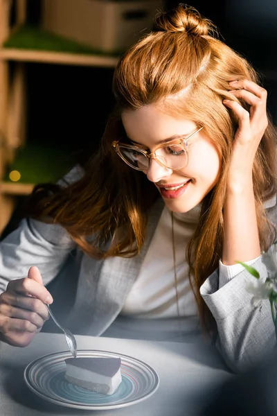 Bella donna sorridente mangiare torta con caffè nel caffè — Foto stock