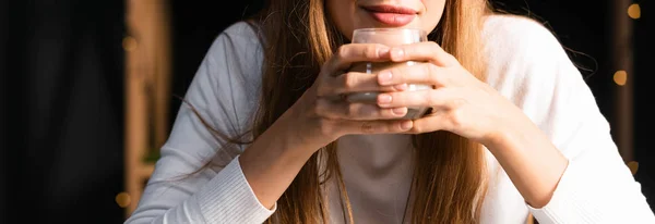 Vista ritagliata di donna che tiene il vetro di caffè in caffè — Foto stock