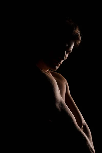 Guapo musculoso hombre posando aislado en negro - foto de stock