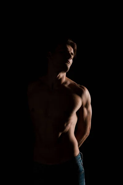 Homme sensuel torse nu posant isolé sur noir — Photo de stock