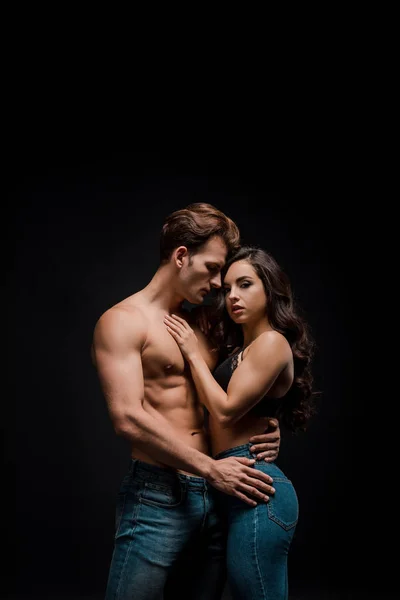 Hermosa pareja sensual abrazos, aislado en negro - foto de stock