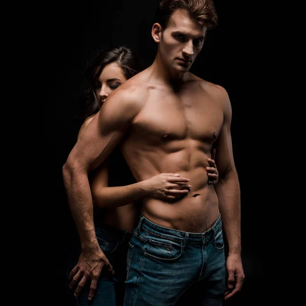 Belo abraço casal sensual, isolado no preto — Fotografia de Stock