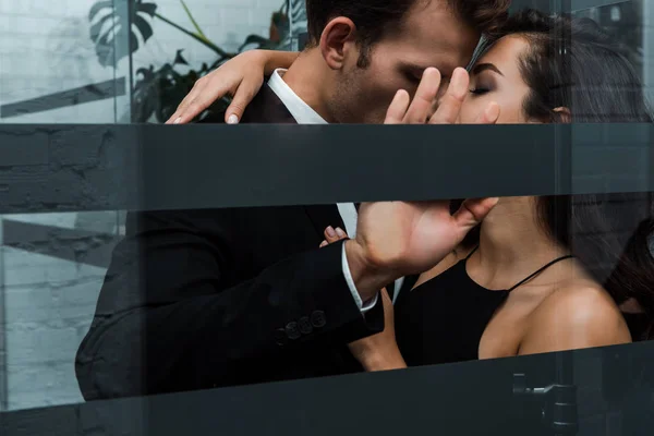 Belo casal apaixonado abraçando e beijando no elevador — Fotografia de Stock