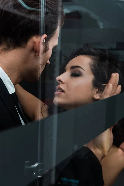 Belo casal apaixonado abraçando e flertando no elevador — Fotografia de Stock