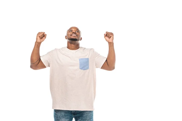 Eccitato uomo afroamericano guardando in alto e mostrando gesto vincitore isolato su bianco — Foto stock