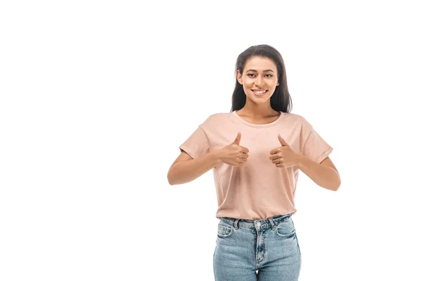 Mujer afroamericana feliz mirando a la cámara y mostrando los pulgares hacia arriba aislado en blanco - foto de stock