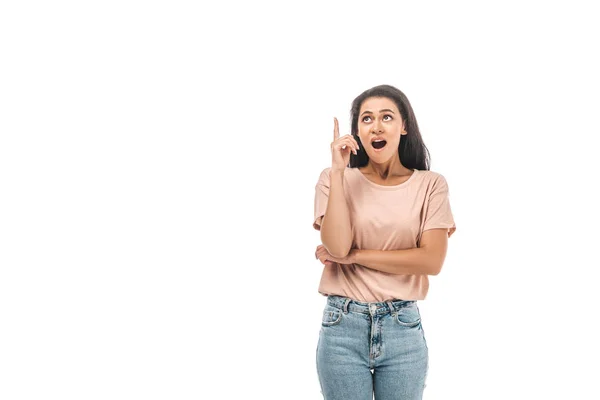 Choqué femme afro-américaine levant les yeux et pointant du doigt isolé sur blanc — Photo de stock