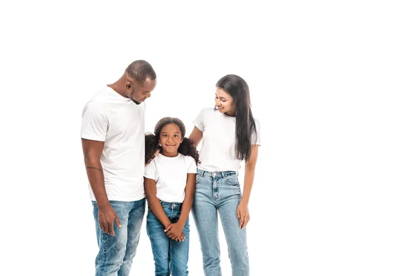 Счастливый африканский американец мужчина и женщина глядя на очаровательный, улыбающаяся дочь изолированы на белом — стоковое фото