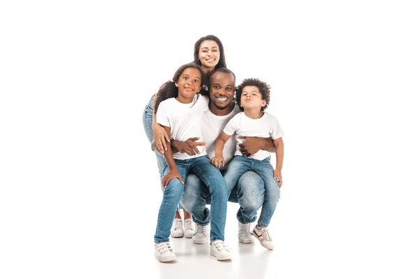 Felice donna afro-americana che abbraccia bambini e marito su sfondo bianco — Foto stock
