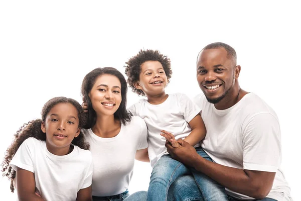 Feliz afroamericano familia sonriendo a cámara aislada en blanco - foto de stock