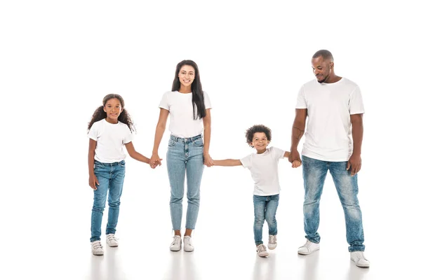 Feliz afroamericano madre, padre, hija e hijo tomados de la mano y sonriendo sobre fondo blanco - foto de stock