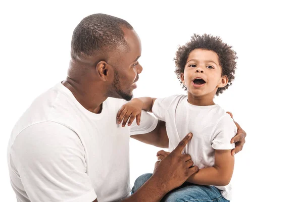 Красивий афроамериканський чоловік розмовляє з чарівним сином на білому тлі — стокове фото