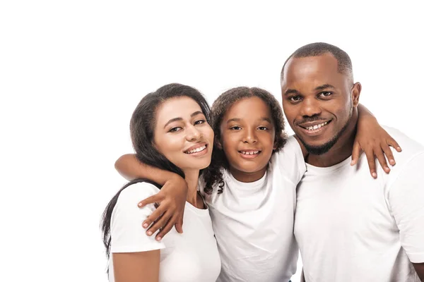 Niño afroamericano feliz abrazando sonrientes padres aislados en blanco - foto de stock