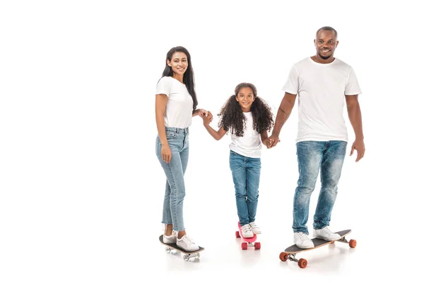 Glückliche afrikanisch-amerikanische Familie auf Longboard, Skate und Penny Board stehend und Händchen haltend auf weißem Hintergrund — Stockfoto