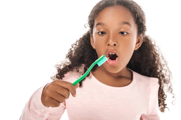 Adorable africano americano niño cepillarse los dientes aislado en blanco - foto de stock