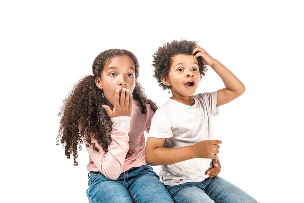 Choqué soeur afro-américaine et frère regardant loin isolé sur blanc — Photo de stock