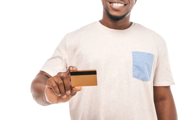 Vue recadrée d'un homme afro-américain souriant tenant une carte de crédit isolée sur blanc — Photo de stock