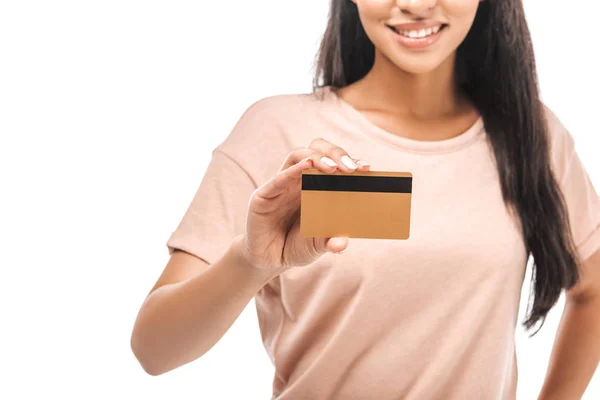 Teilansicht einer lächelnden Afroamerikanerin, die ihre Kreditkarte isoliert auf weiß hält — Stockfoto