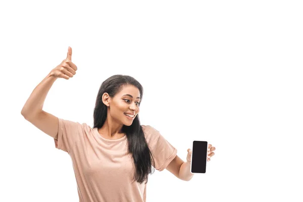 Счастливая африканская американка держит смартфон с пустым экраном и показывает большой палец, изолированный на белом — стоковое фото