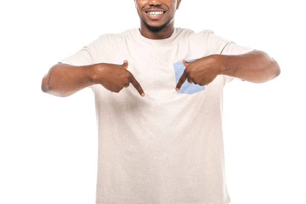 Vue partielle de souriant homme afro-américain poiting vers le bas avec les doigts isolés sur blanc — Photo de stock