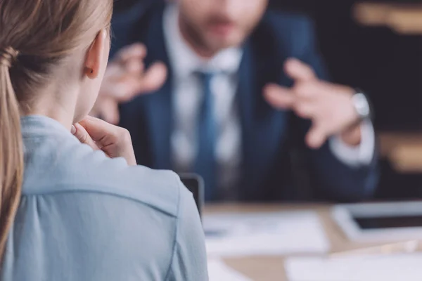 Vista posteriore di giovane imprenditrice vicino gesturing collega — Foto stock