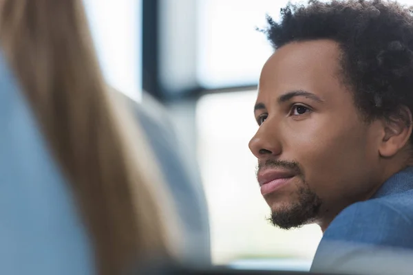 Selektiver Fokus des nachdenklichen afrikanisch-amerikanischen Geschäftsmannes bei einem Geschäftstreffen — Stockfoto