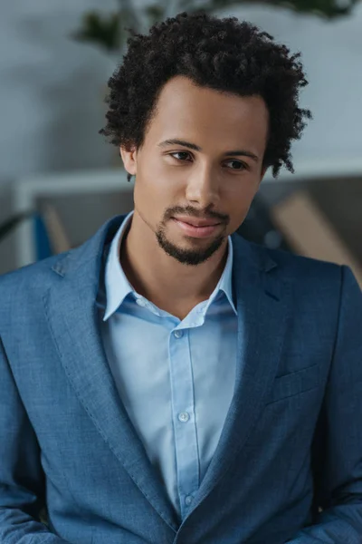 Joven, reflexivo empresario afroamericano en el cargo - foto de stock