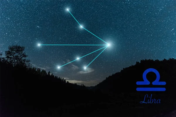 Paisagem escura com céu estrelado noite e constelação de libra — Fotografia de Stock