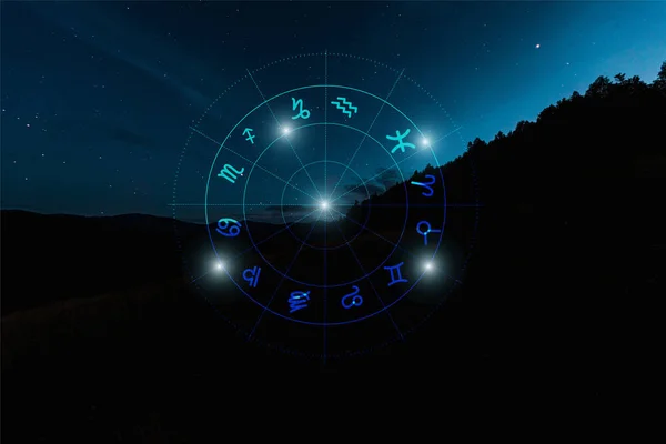 Paysage sombre avec ciel étoilé nocturne et illustration des signes du zodiaque — Photo de stock