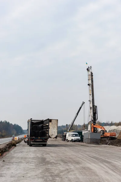 LVIV, UKRAINE - 23 OCTOBRE 2019 : voitures près de camion moderne avec lettrage doosan — Photo de stock