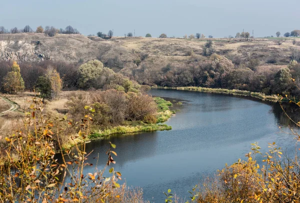 Fuoco selettivo del lago con acqua blu vicino agli alberi — Foto stock