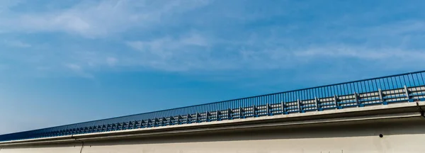 Website-Header der Brücke gegen Himmel mit Wolken — Stockfoto