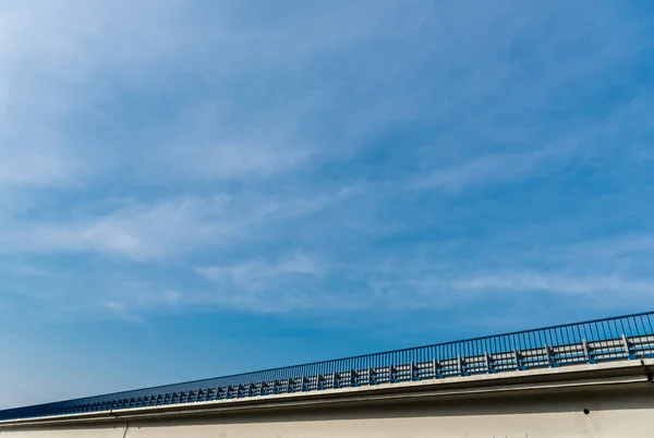 Низкий угол обзора моста против неба с облаками — стоковое фото