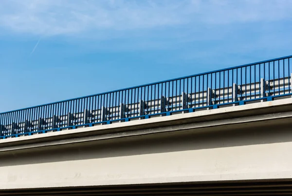 Pont moderne contre ciel bleu avec nuages — Photo de stock