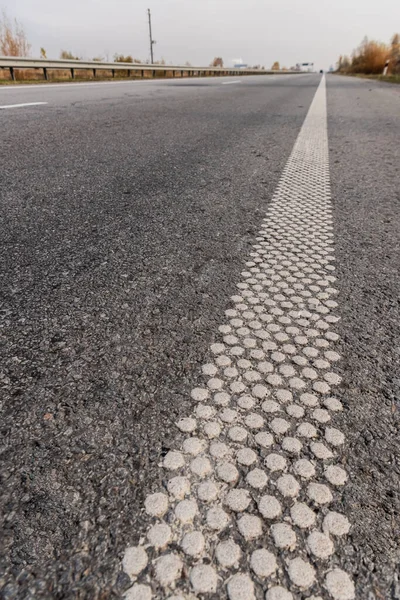 Weiße Spur auf grauem Asphalt auf leerer Autobahn — Stockfoto