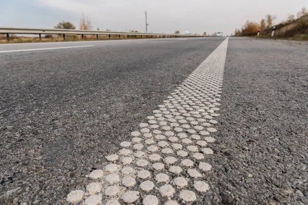 Carril sobre asfalto gris en carretera vacía - foto de stock