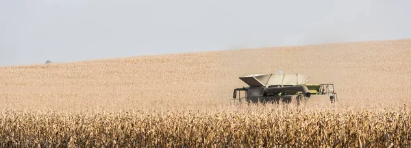 Concepto panorámico de la cosecha de tractores campo de trigo - foto de stock