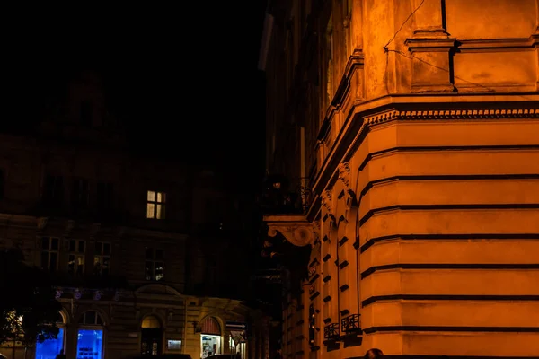 Селективный фокус старого здания в ночном городе — стоковое фото