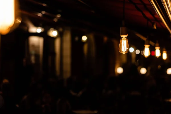 Fuoco selettivo di lampadine con illuminazione gialla — Foto stock
