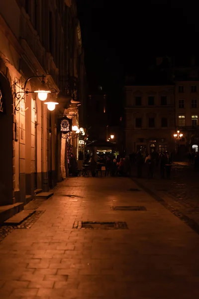 Львов, Украина - 23 октября 2019 года: уличные фонари с освещением около 39 букв отеля возле здания — стоковое фото